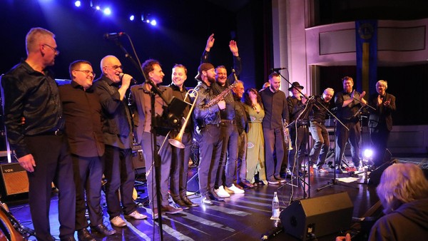 Lions Party Band & Friends verwandeln Helmstedts Brunnentheater in Jungbrunnen