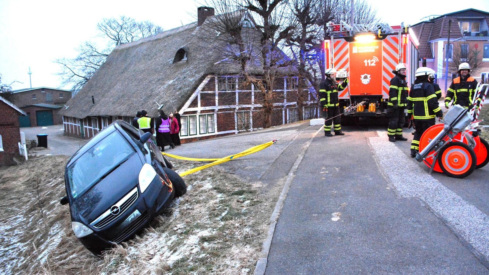 Wendeman-ver-misslingt-Opel-Zafira-droht-am-Deich-umzukippen