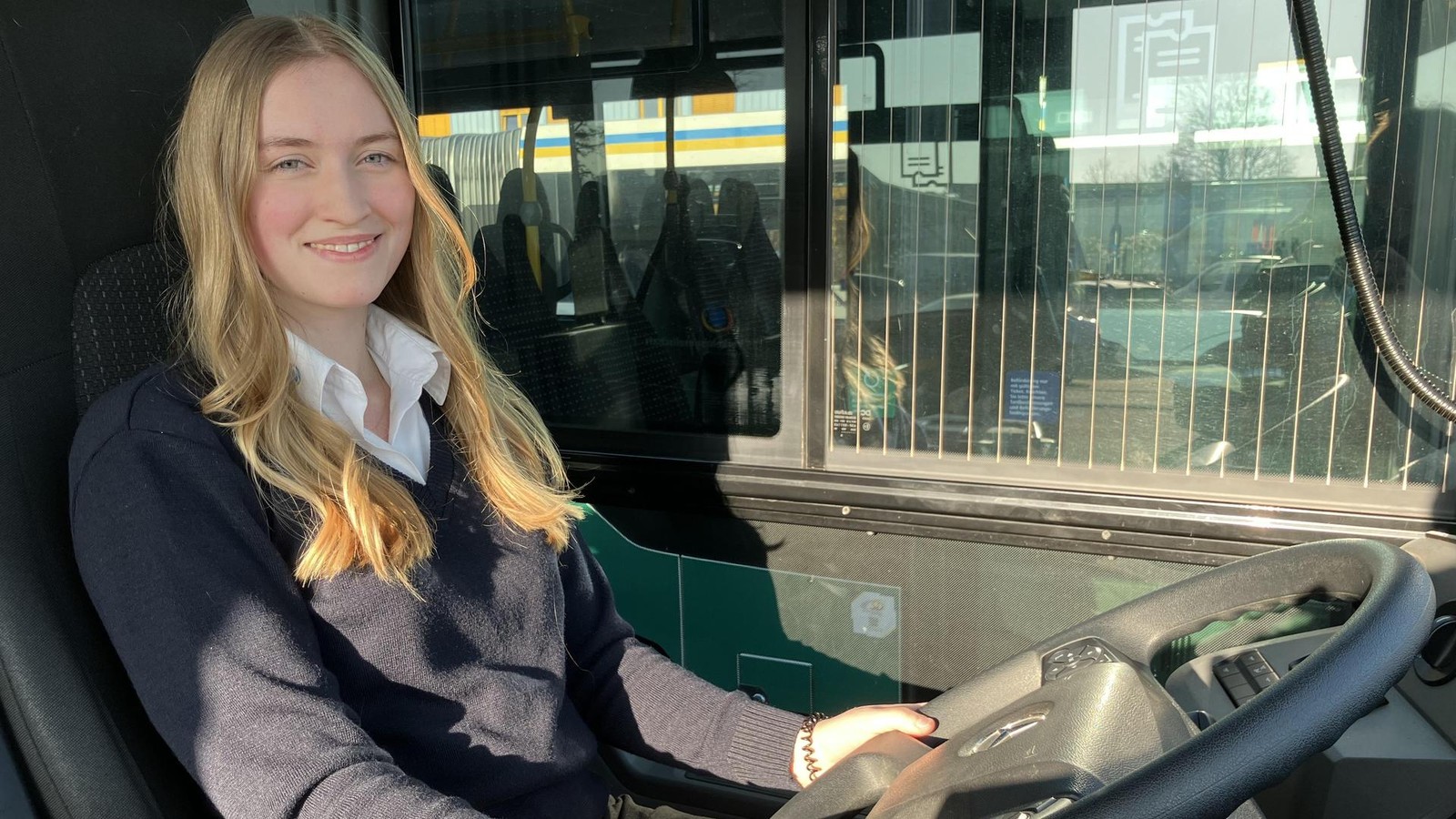 Junge-Busfahrerin-bringt-uns-ans-Ziel-Es-ist-total-toll-den-ganzen-Tag-unterwegs-zu-sein-mit-Video-