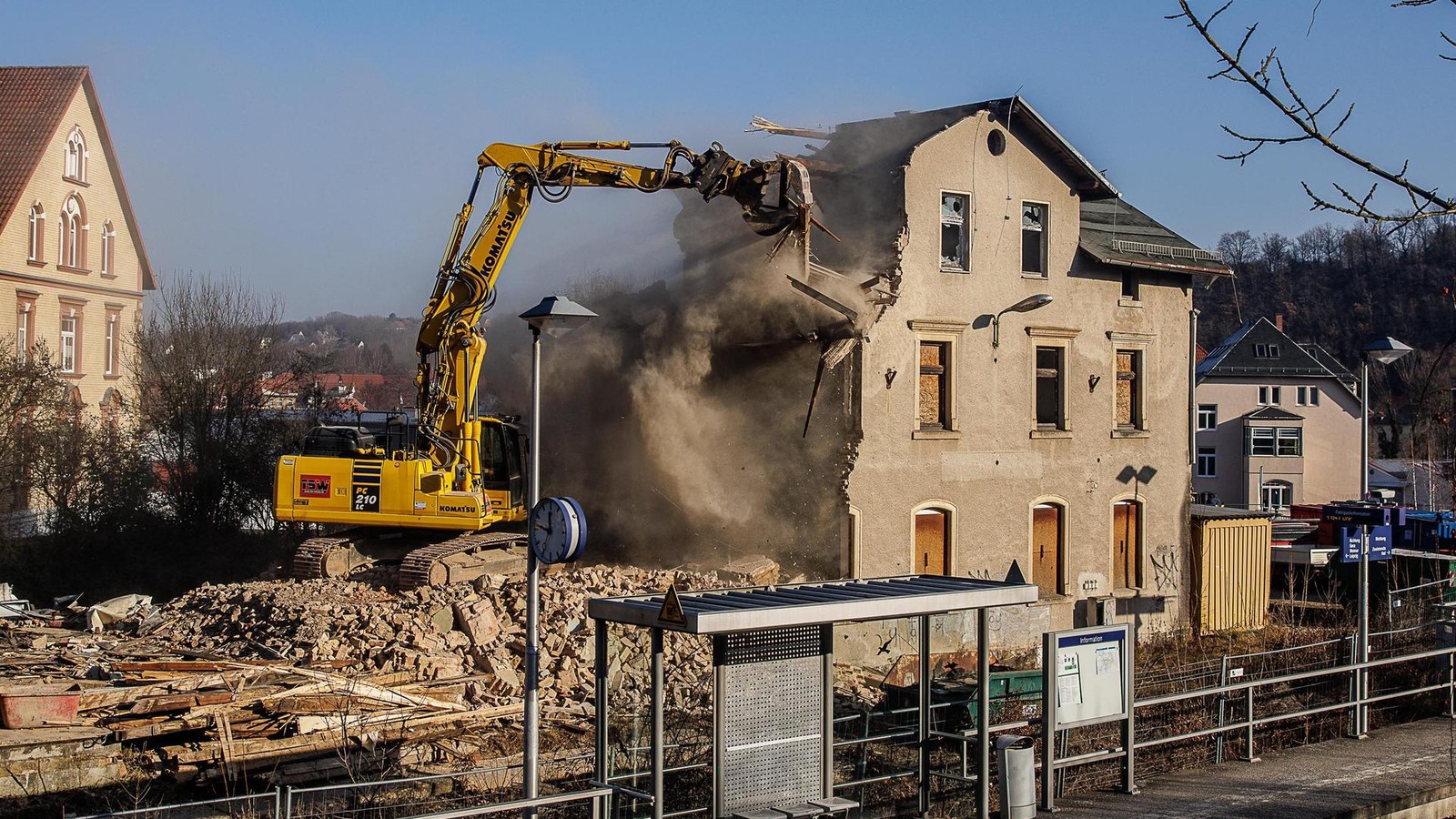 Wo-einst-Reisende-in-Weida-ausstiegen-Die-letzten-Fotos-vom-Geb-ude