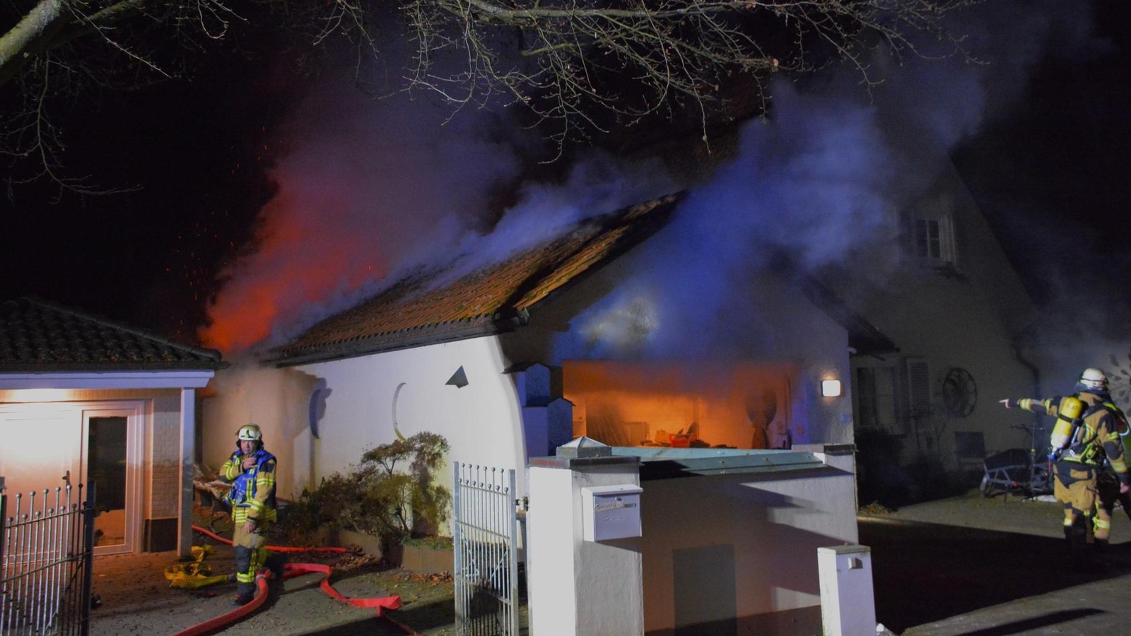 Feuer-in-Reinbek-Retter-m-ssen-Hydrantendeckel-zerschlagen