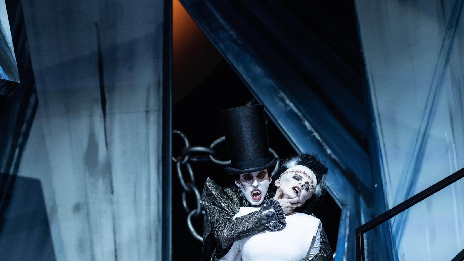 Weimar-l-dt-zur-Rossini-Horror-Picture-Show-Der-Barbier-von-Sevilla-kommt-als-Dracula