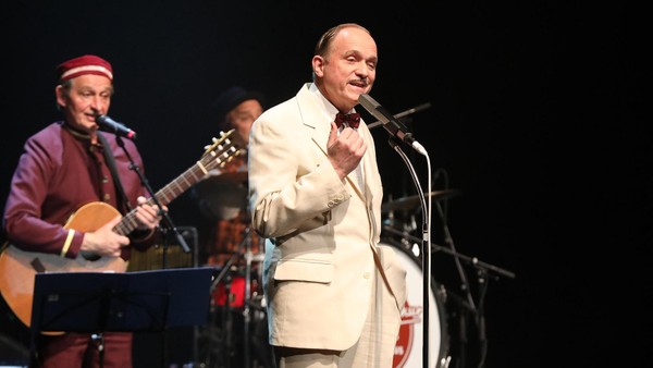 Tatort-Kommissar singt und flunkert im Wolfsburger Scharoun-Theater