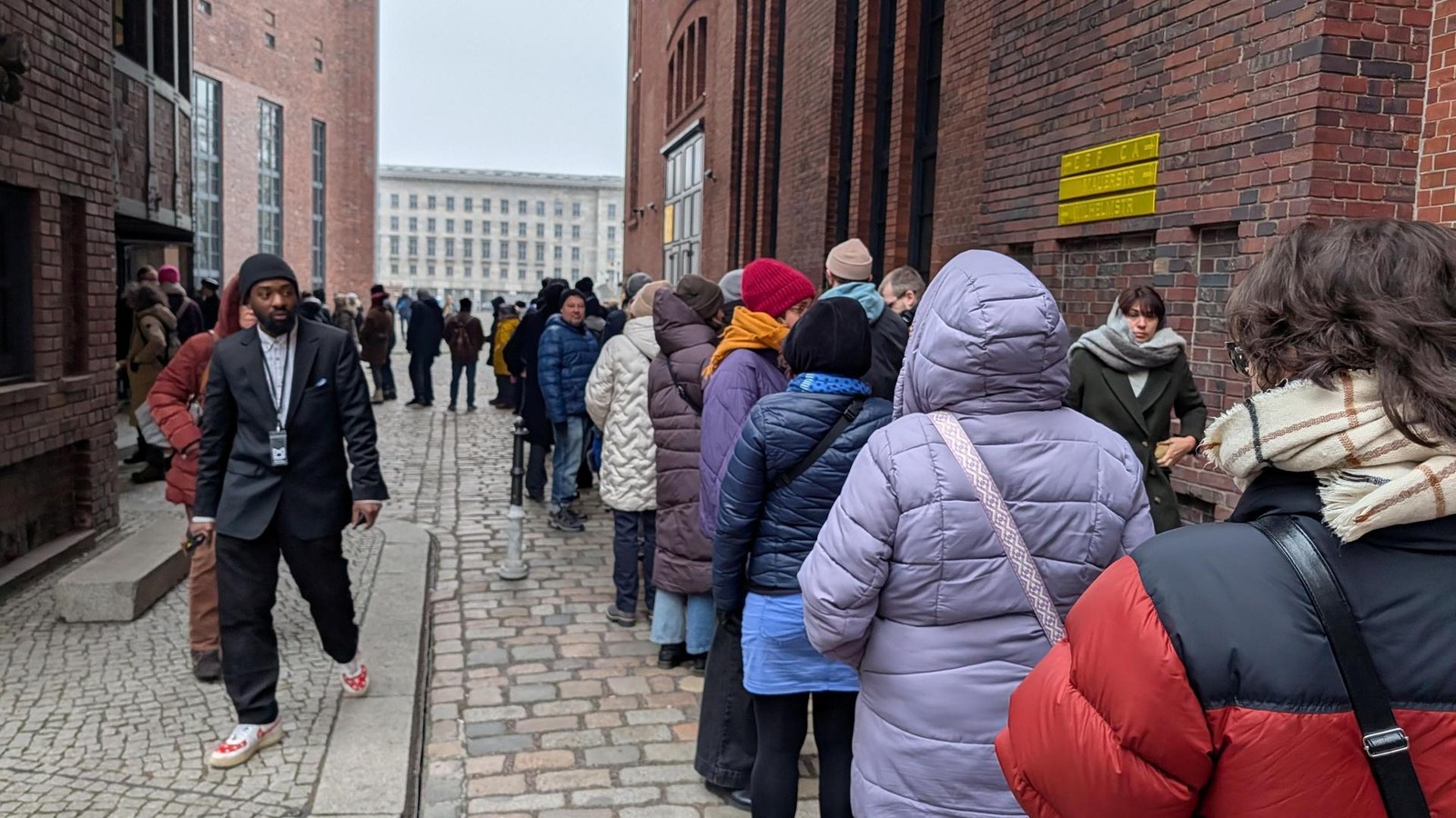 Deutsche-Kinemathek-Lange-Schlangen-beim-Gratis-Opening
