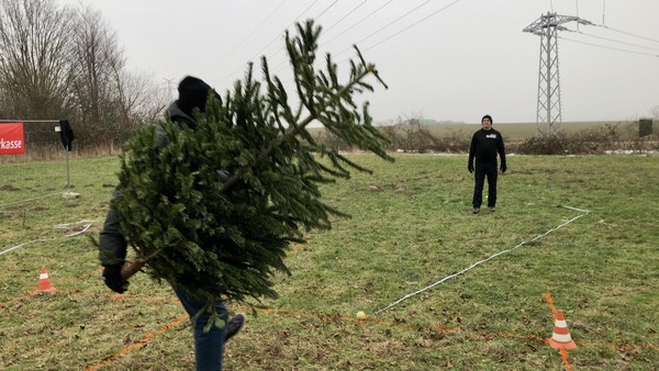 Achtung! Tief fliegende Weihnachtsbäume in Adenstedt