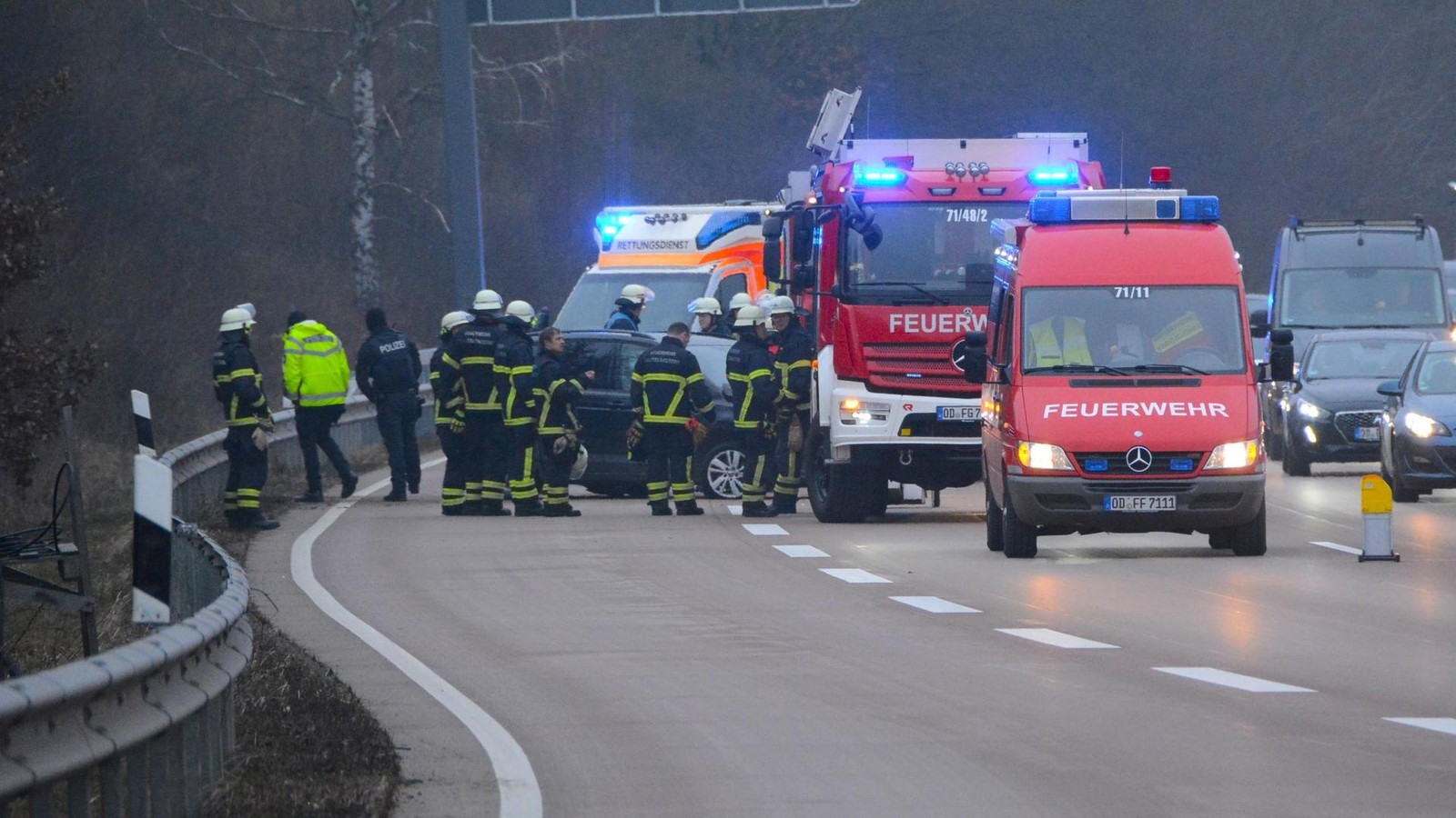 Pkw-schleudert-ber-A1-Retter-tr-sten-Kinder-mit-Teddy