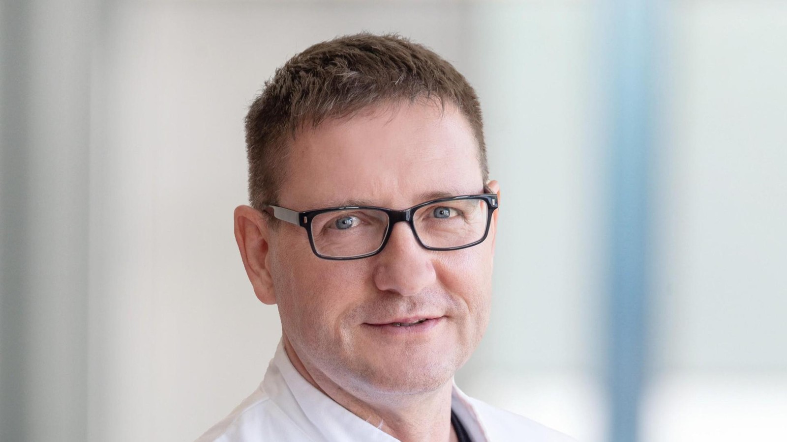 Helmstedt-Helios-Chefarzt-kl-rt-auf-ber-Bandscheibenvorf-lle-und-R-ckenschmerzen