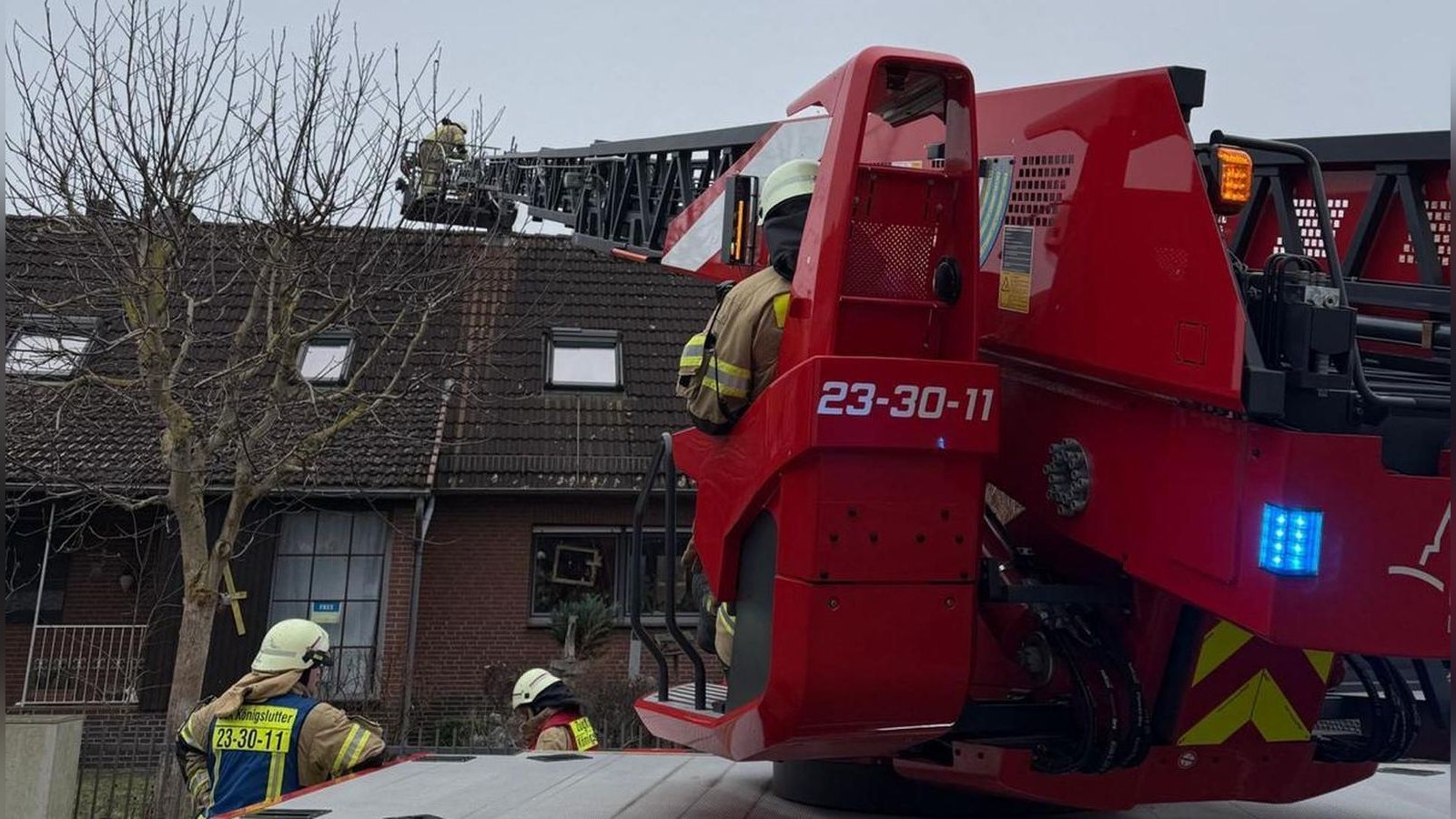 K-nigslutter-Schornstein-brennt-und-Essen-kokelt-an-Feuerwehr-r-ckt-aus