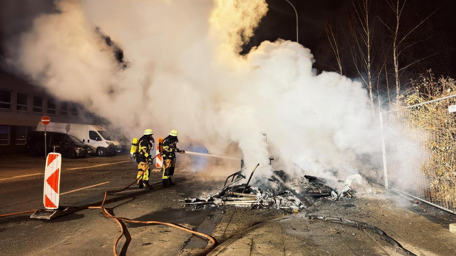 Essener-Feuerwehr-l-scht-brennendes-Wohnmobil