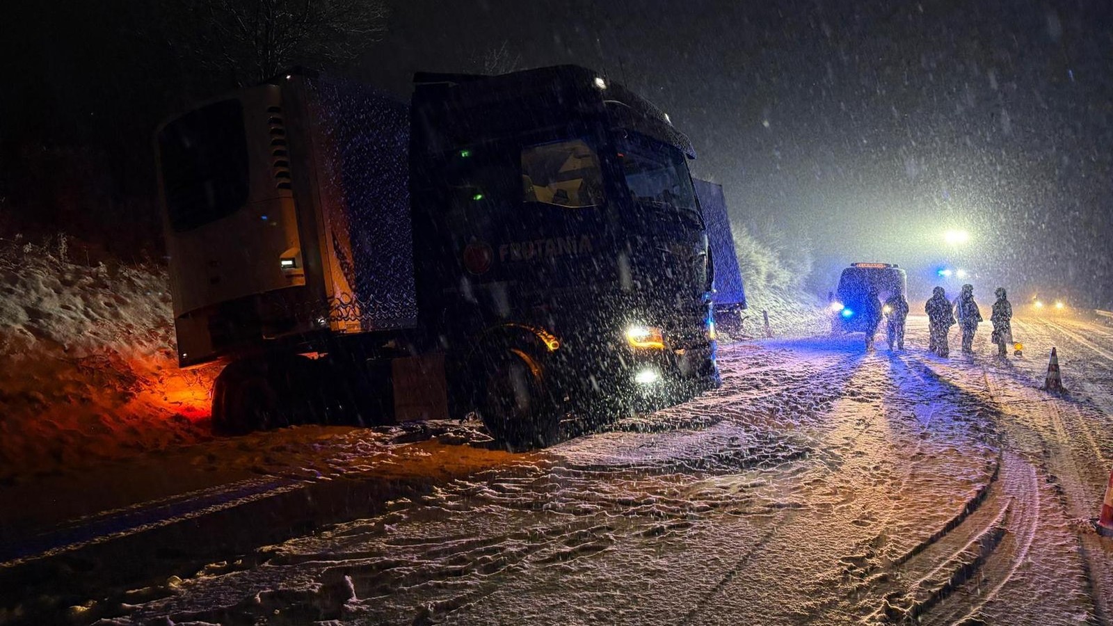 Lkw-rutscht-im-Eichsfeld-in-der-Nacht-auf-der-A-38-in-den-Graben