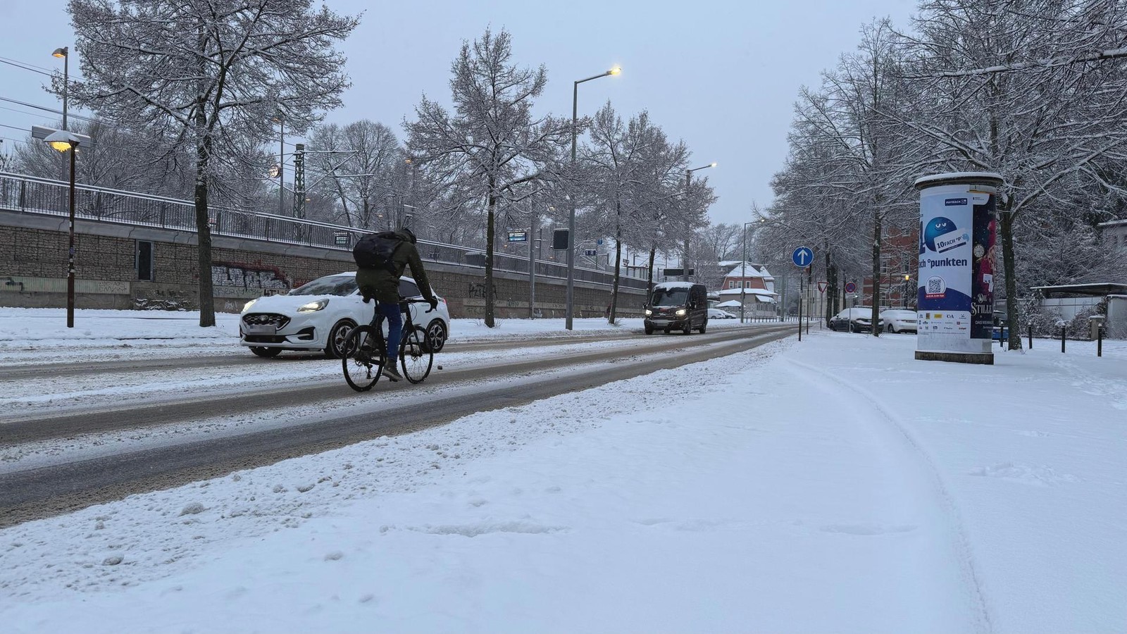 Tief-Leonie-schneit-Jena-ein-Wie-die-Lage-auf-den-Stra-en-ist