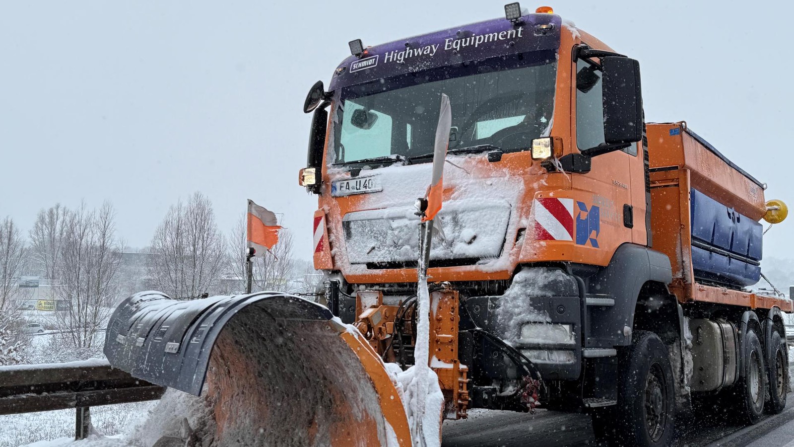 Schneechaos-und-Gl-tte-sorgen-in-Eisenach-und-im-Wartburgkreis-durch-liegengebliebene-und-feststeckende-Lastkraftwagen-f-r-Verz-gerungen