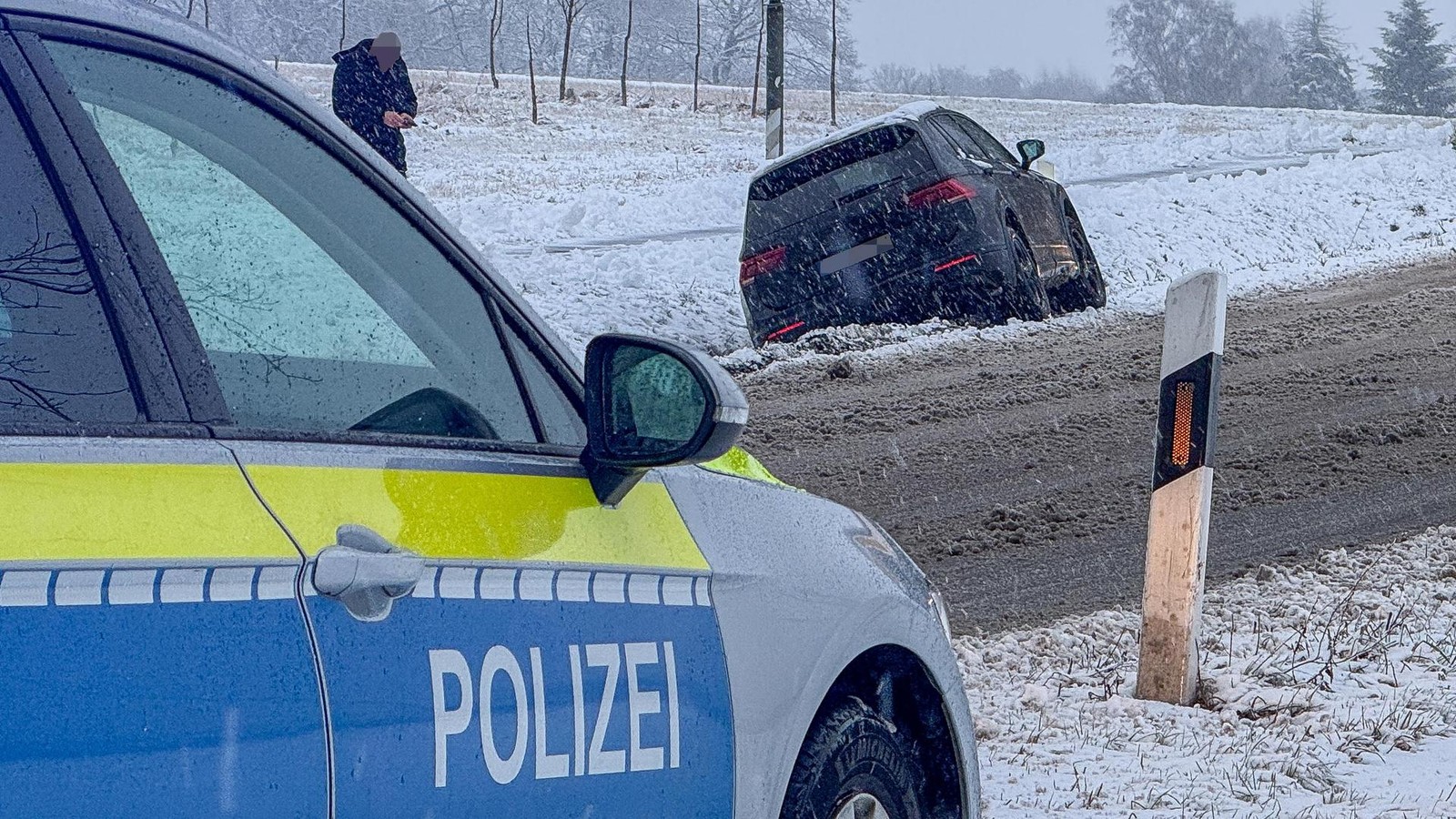 Pkw-im-Graben-Lkw-rutscht-von-Br-cke-mehrere-Unf-lle-in-Seevetal