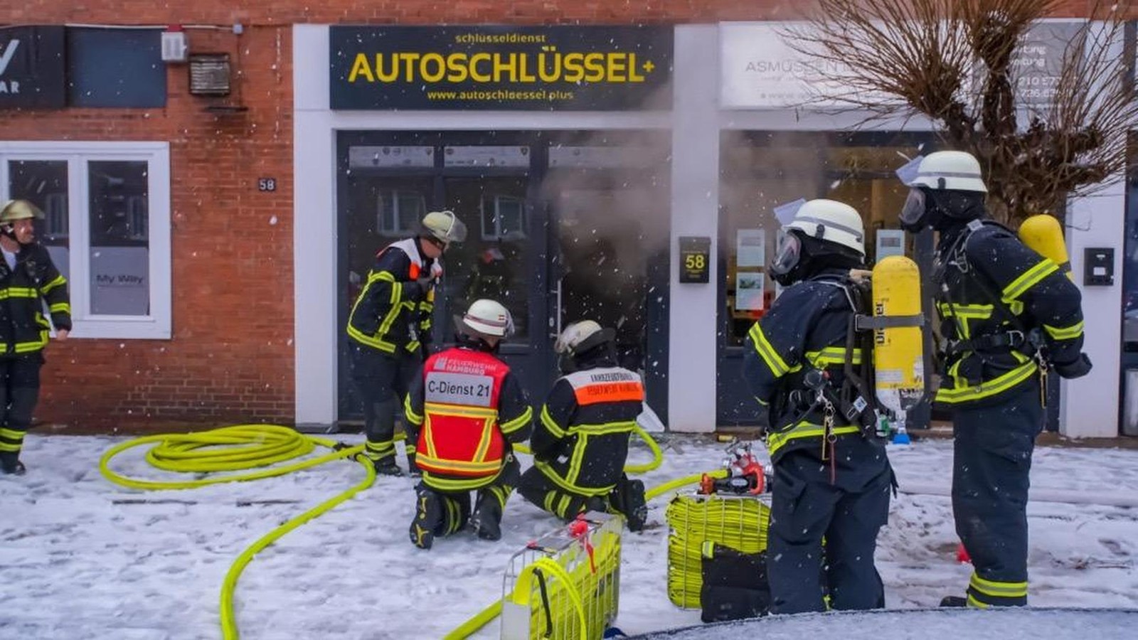 L-scharbeiten-bei-Schl-sseldienst-Mobiliar-steht-in-Flammen