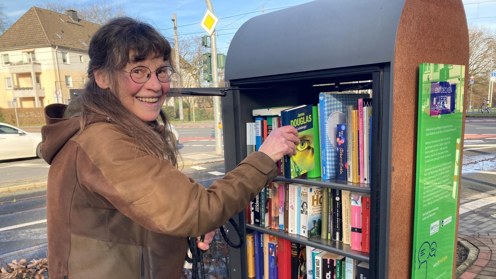 M-lheimerin-am-ffentlichen-B-cherschrank-Ich-liebe-es-B-cher-weiterzugeben-