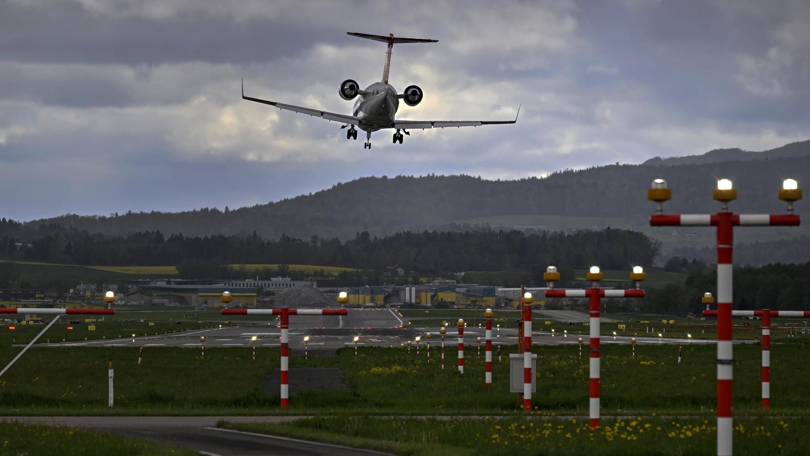 US-Monstersturm-Privatjet-st-rzt-in-Maine-ab-Flugzeug-auf-dem-Dach-