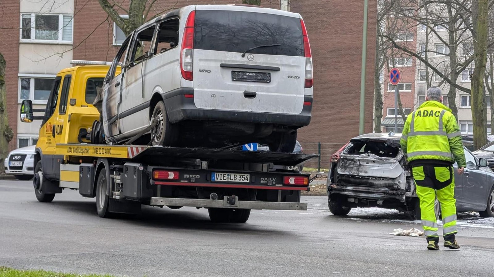 Wei-e-Riesen-Zwei-Autos-in-Flammen-Was-wohl-die-Ursache-war