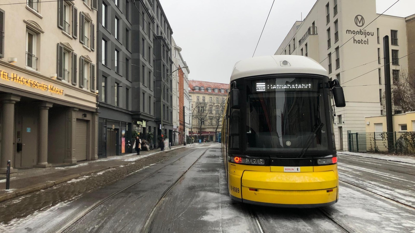 Trams-in-Berlin-stehen-weiterhin-still-Wetterdienst-warnt-vor-Gl-tte