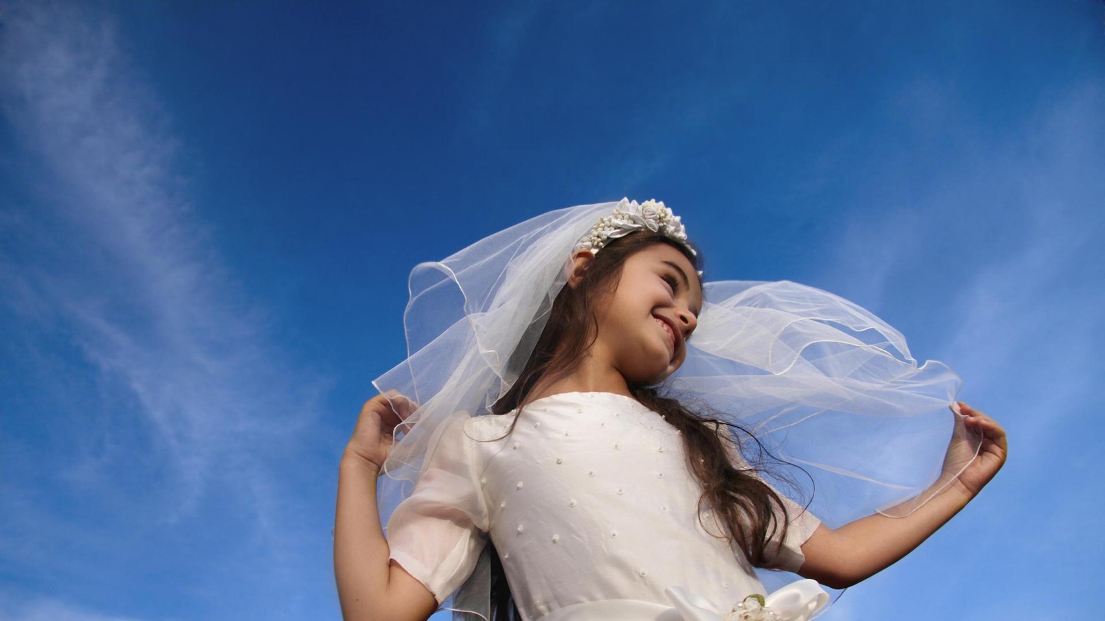 Premiere-in-Bottrop-Erster-Kleidermarkt-f-r-Kommunionkinder