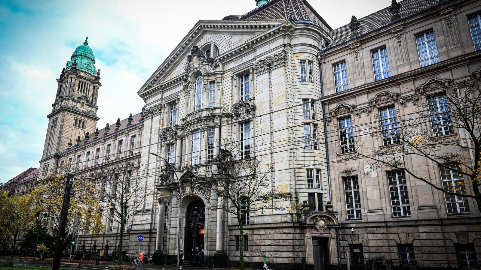 Verrat-von-Dienstgeheimnissen-Geldstrafe-wegen-ungew-hnlicher-Freundschaft