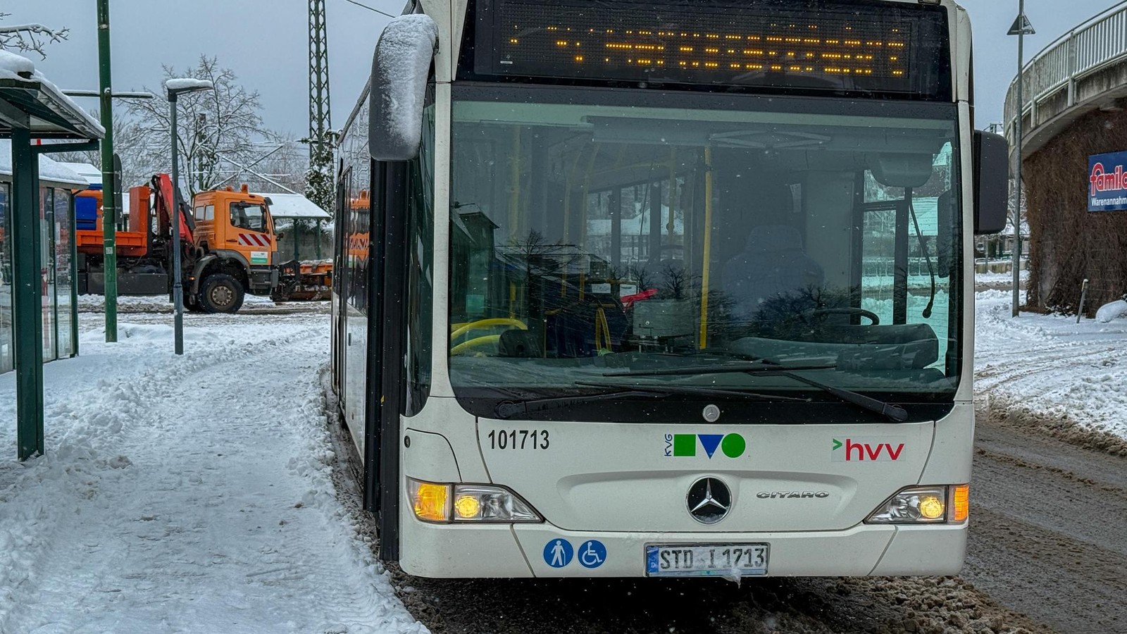 Eisige-Haltestelle-Bus-rutscht-am-Buchholzer-ZOB-in-Warteh-uschen