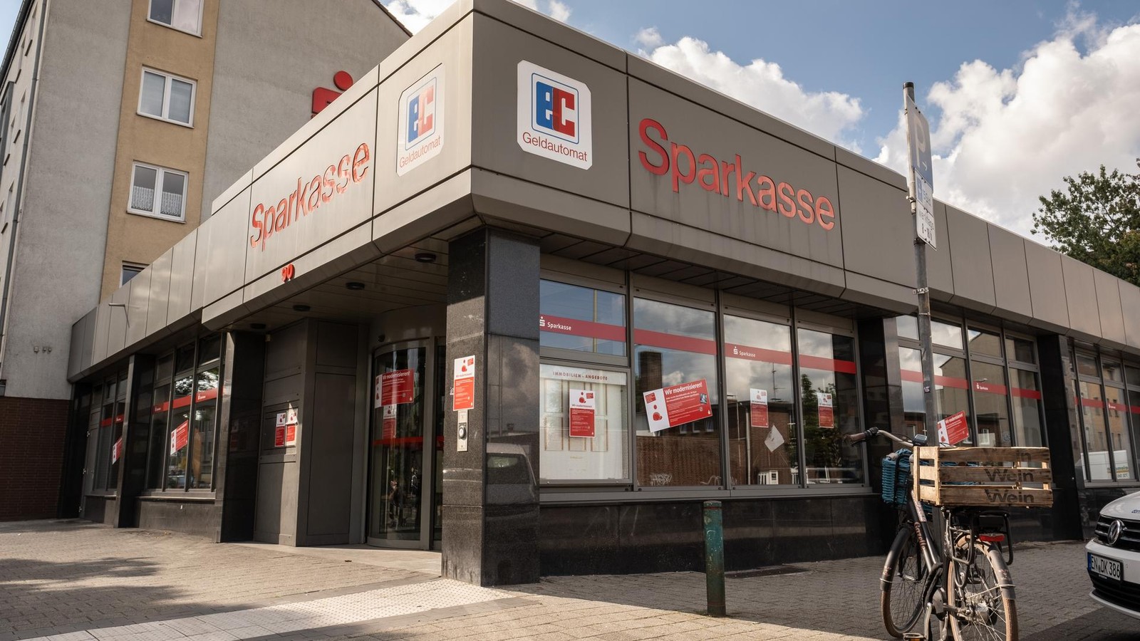 Vor-Sparkasse-Dieb-bestiehlt-Senior-90-in-Duisburg