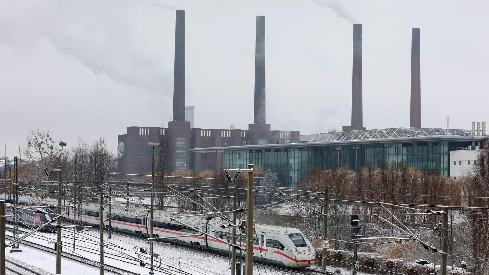 Erneut-starker-Schneefall-in-Wolfsburg-Zugausf-lle-und-glatte-Stra-en