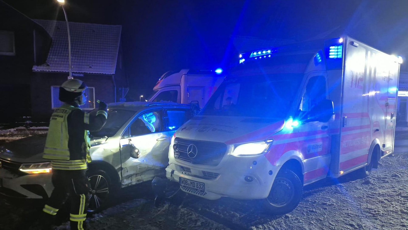 Rettungswagen-kollidiert-in-R-hen-mit-Auto