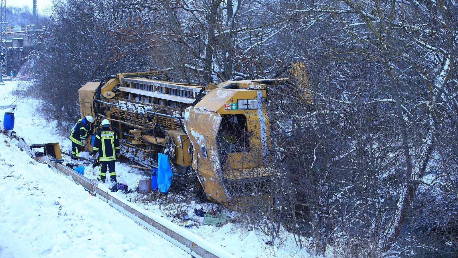 Kran-kippt-vom-Gleis-Schwerer-Unfall-bei-Gleisbauarbeiten-im-Kreis-Nordhausen
