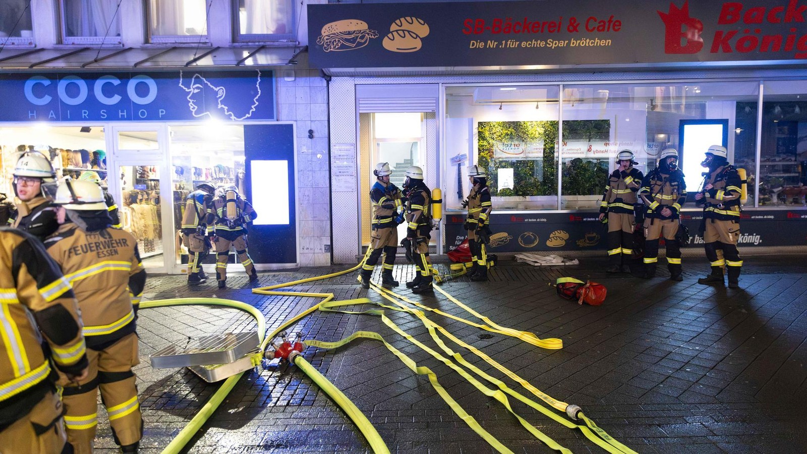 Brand-in-der-Essener-Fu-g-ngerzone-Feuerwehr-r-ckt-aus