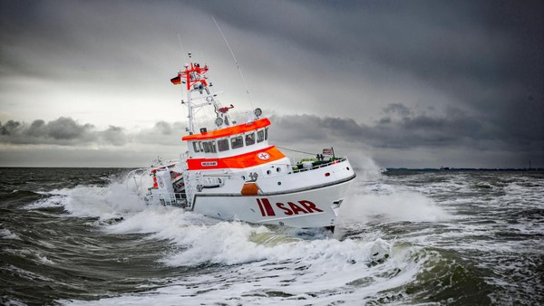 Feuer auf Autotransporter vor Borkum ausgebrochen – Schiff manövrierunfähig