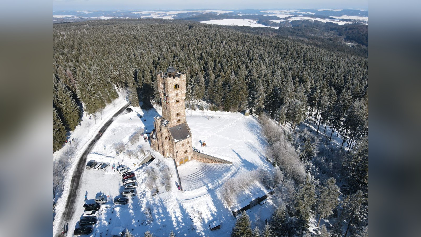 Schwerer-Verkehrsunfall-auf-glatter-Stra-e-im-Th-ringer-Schiefergebirge