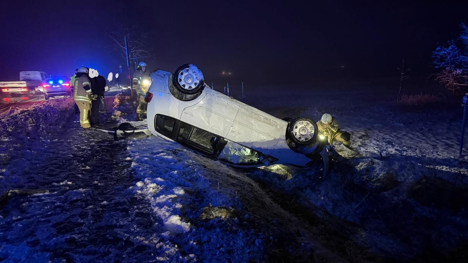 Pkw-berschl-gt-sich-auf-Bundesstra-e-bei-Grasleben-und-landet-im-Graben