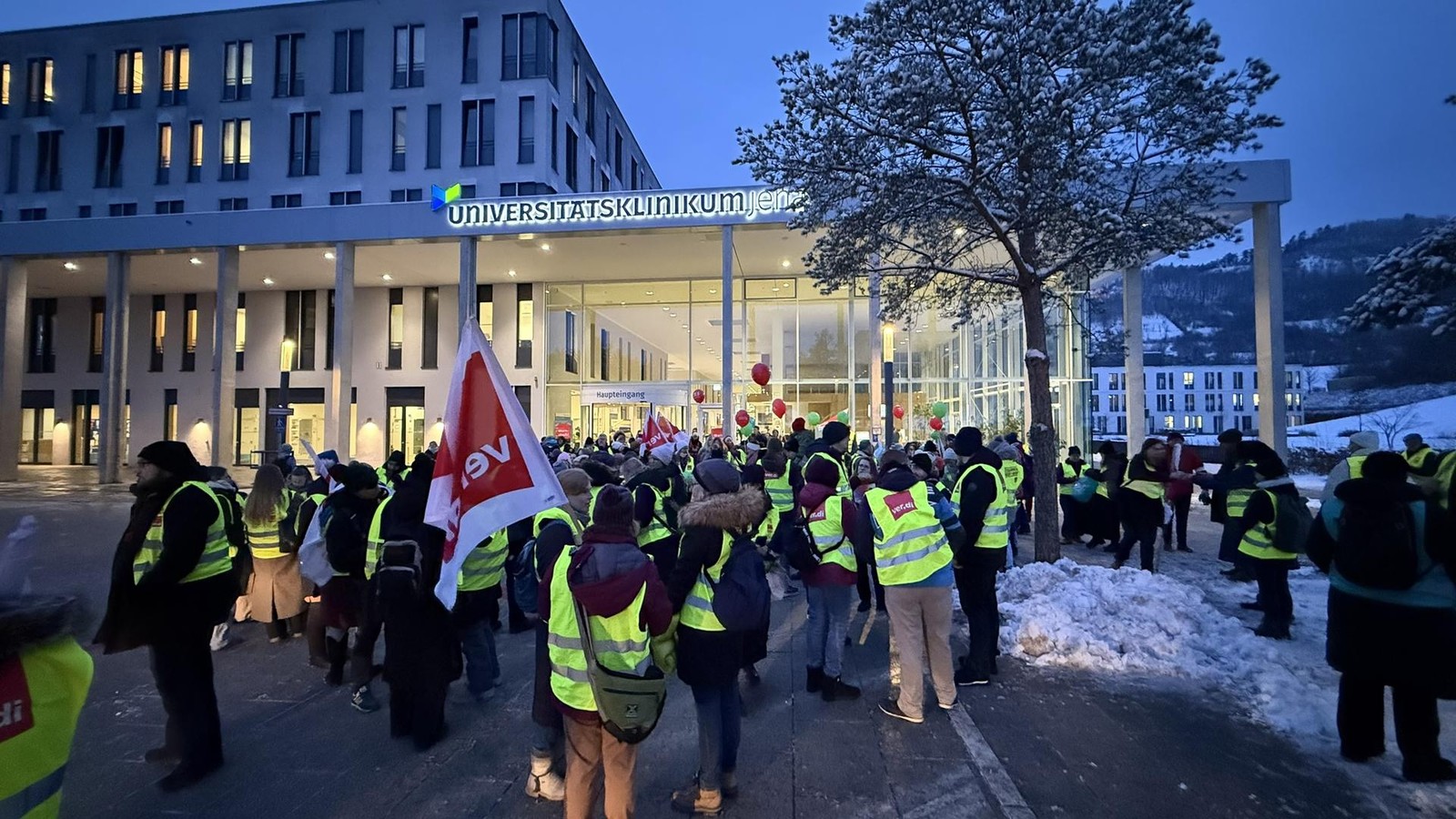 Warnstreik-am-Universit-tsklinikum-Jena-Verdi-erh-ht-Druck-im-Tarifkonflikt