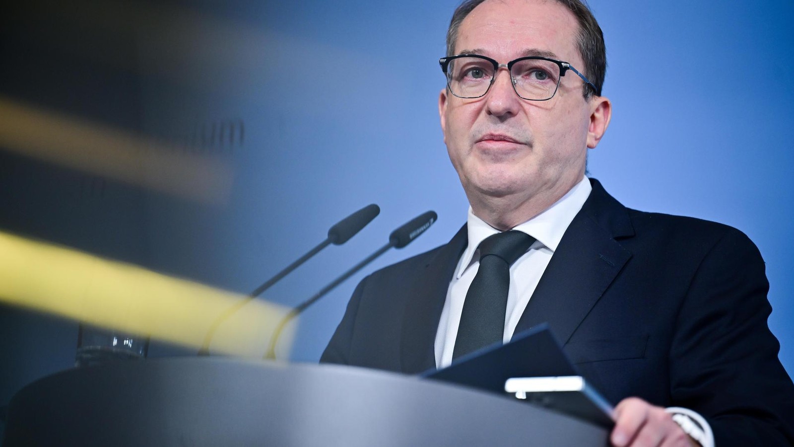 Handzettel-Plakate-und-eine-Million-Euro-So-sucht-Dobrindt-Linksextremisten