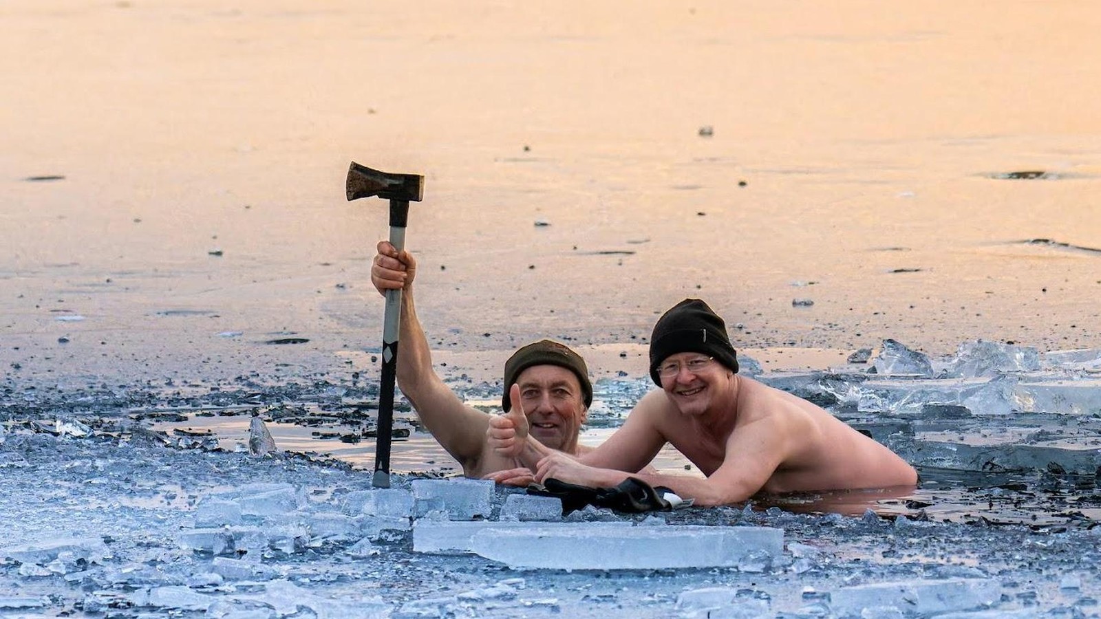 Eiskaltes-Hobby-Vier-M-nner-aus-dem-Ilm-Kreis-gehen-im-gefrorenen-Stausee-baden