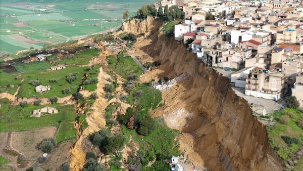 Sizilien: Erdrutsch verschlingt Stadtteil – Bilder zeigen metertiefen Graben