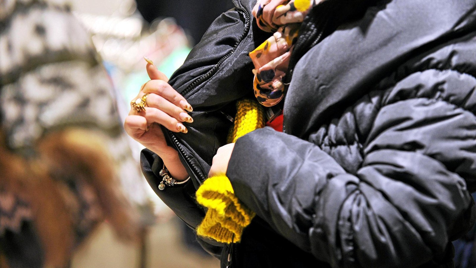 Parfum-im-Wert-von-ber-3300-Euro-in-Gera-gestohlen-Polizei-fahndet-mit-Fotos