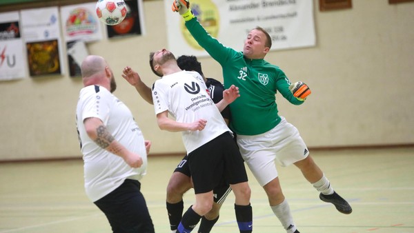 Familiäres Fußball-Hallenturnier in Peine endet mit großer Überraschung