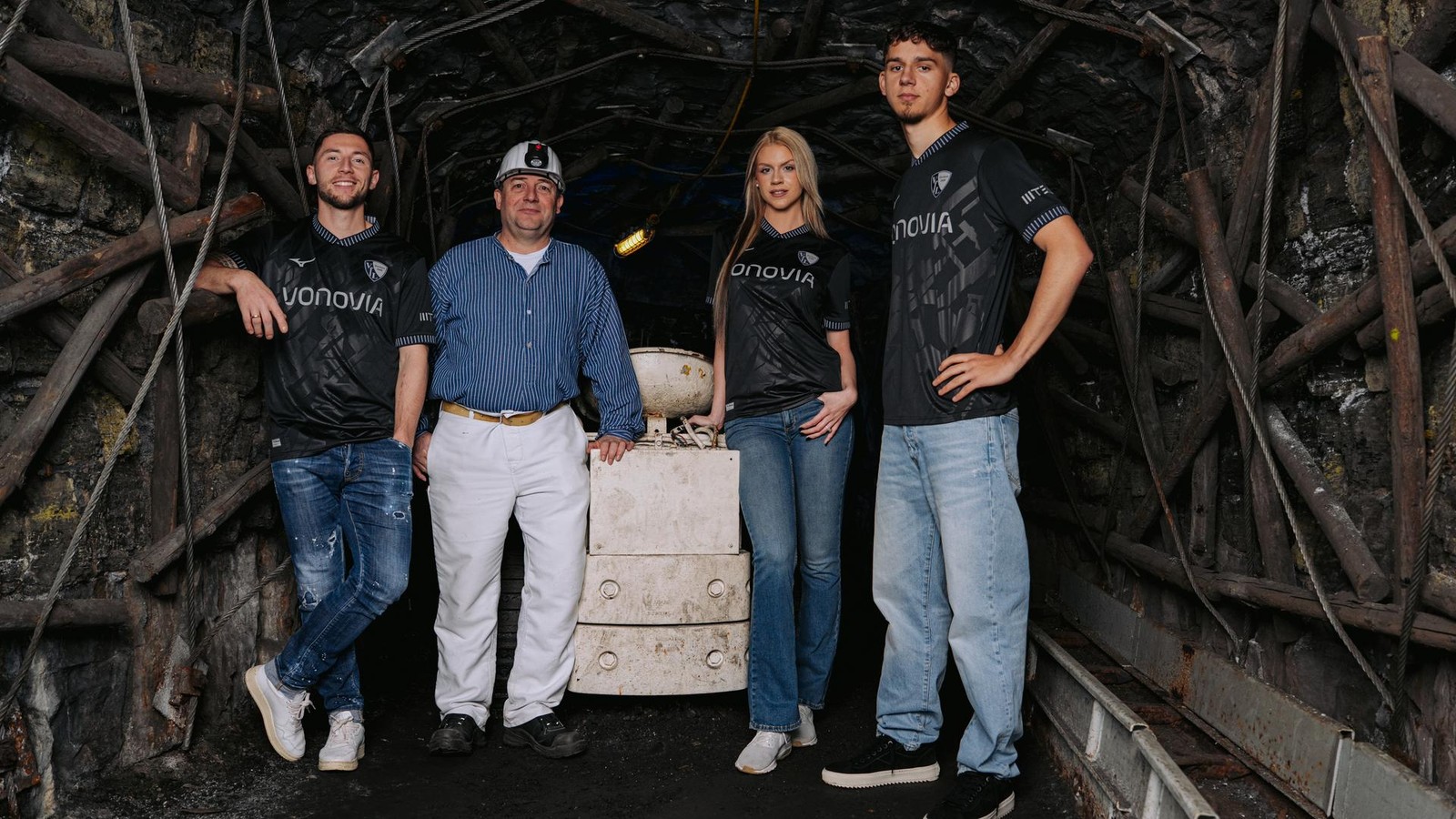 VfL-Bochum-im-Sondertrikot-gegen-Schalke-Ultras-gehen-auf-die-Barrikaden