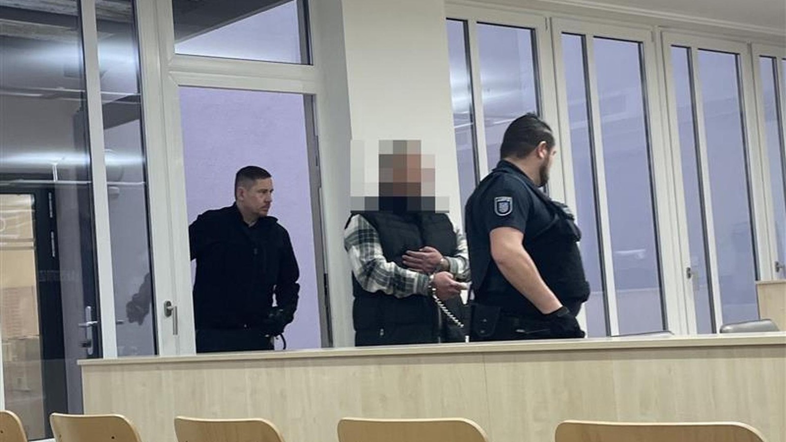 -Kein-Mann-soll-dir-mehr-in-die-Augen-schauen-Mann-sticht-mit-Autoschl-ssel-zu