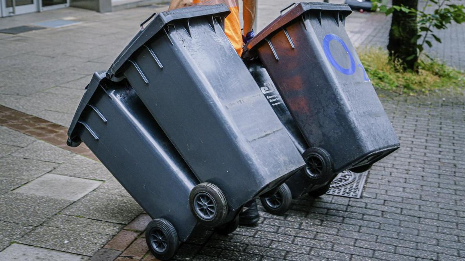 Enni-l-sst-bald-vereinzelt-Restabfalltonnen-stehen-Welche-Kunden-betroffen-sind