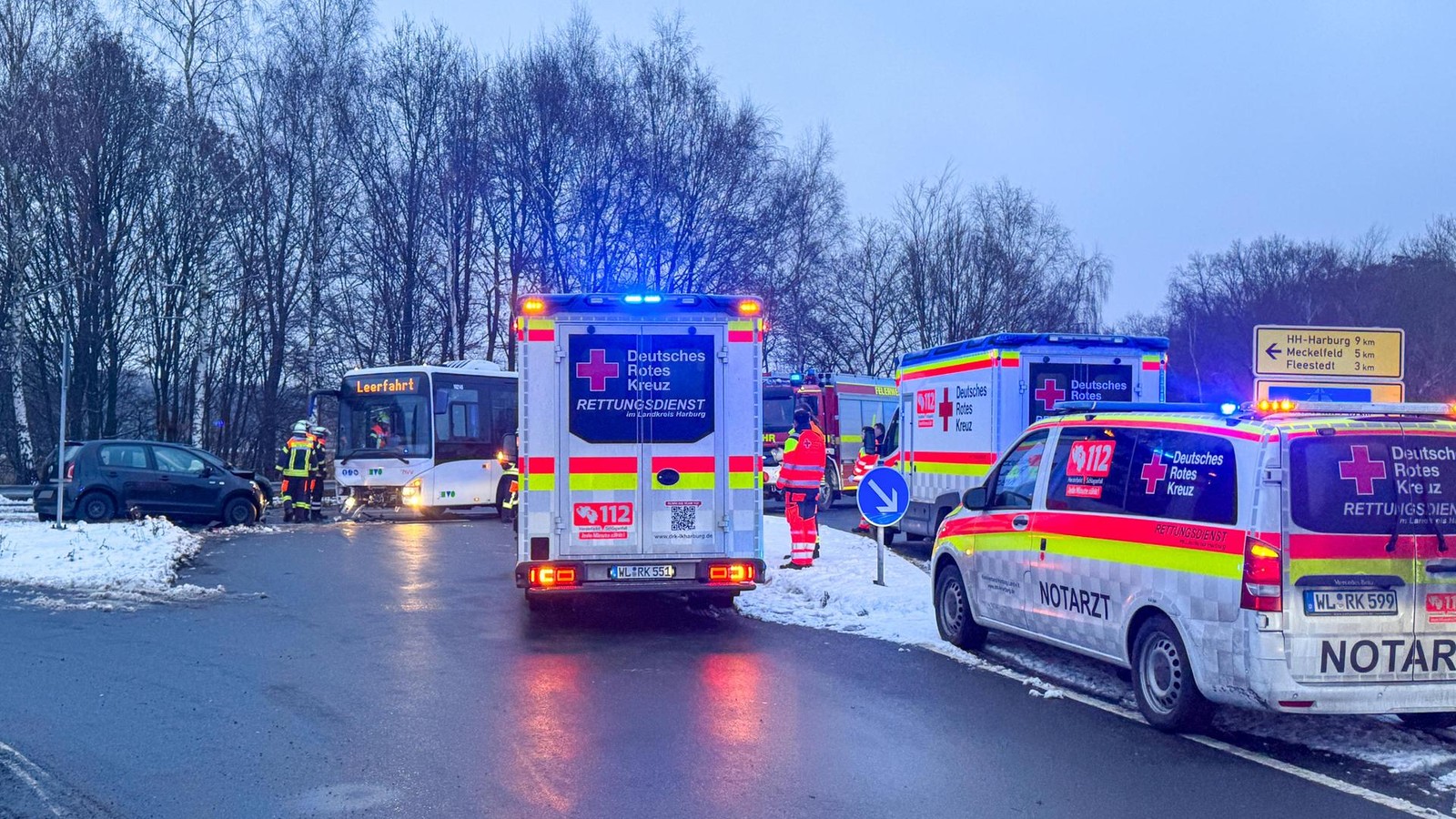 Frontalcrash-Bus-rammt-Kleinwagen-auf-Kreuzung-am-Dorfrand