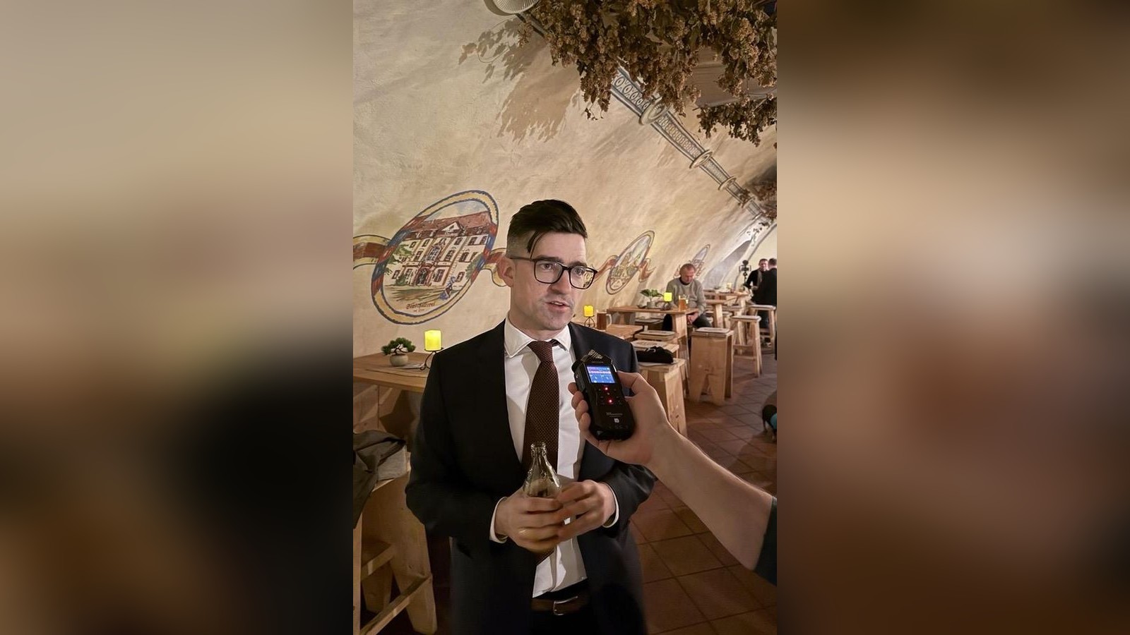 Remigration-statt-Unvereinbarkeit-Th-ringer-AfD-r-ckt-an-Sellner-heran