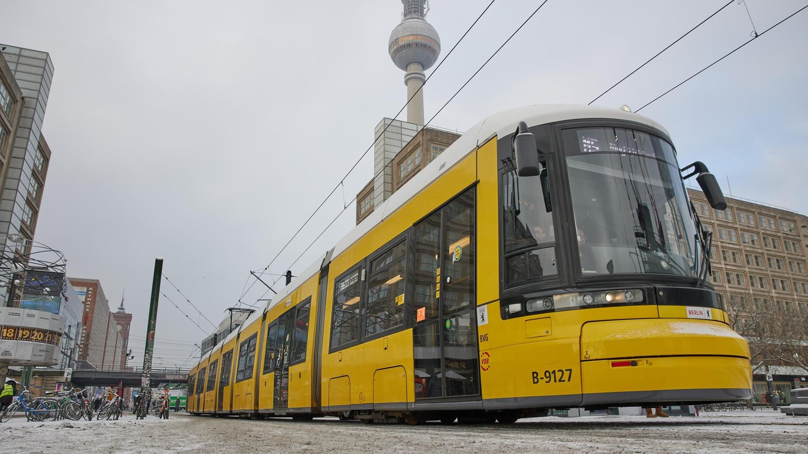 Berliner-Tram-Verkehr-normalisiert-sich-nach-Eisregen-Gl-ttegefahr-am-Morgen