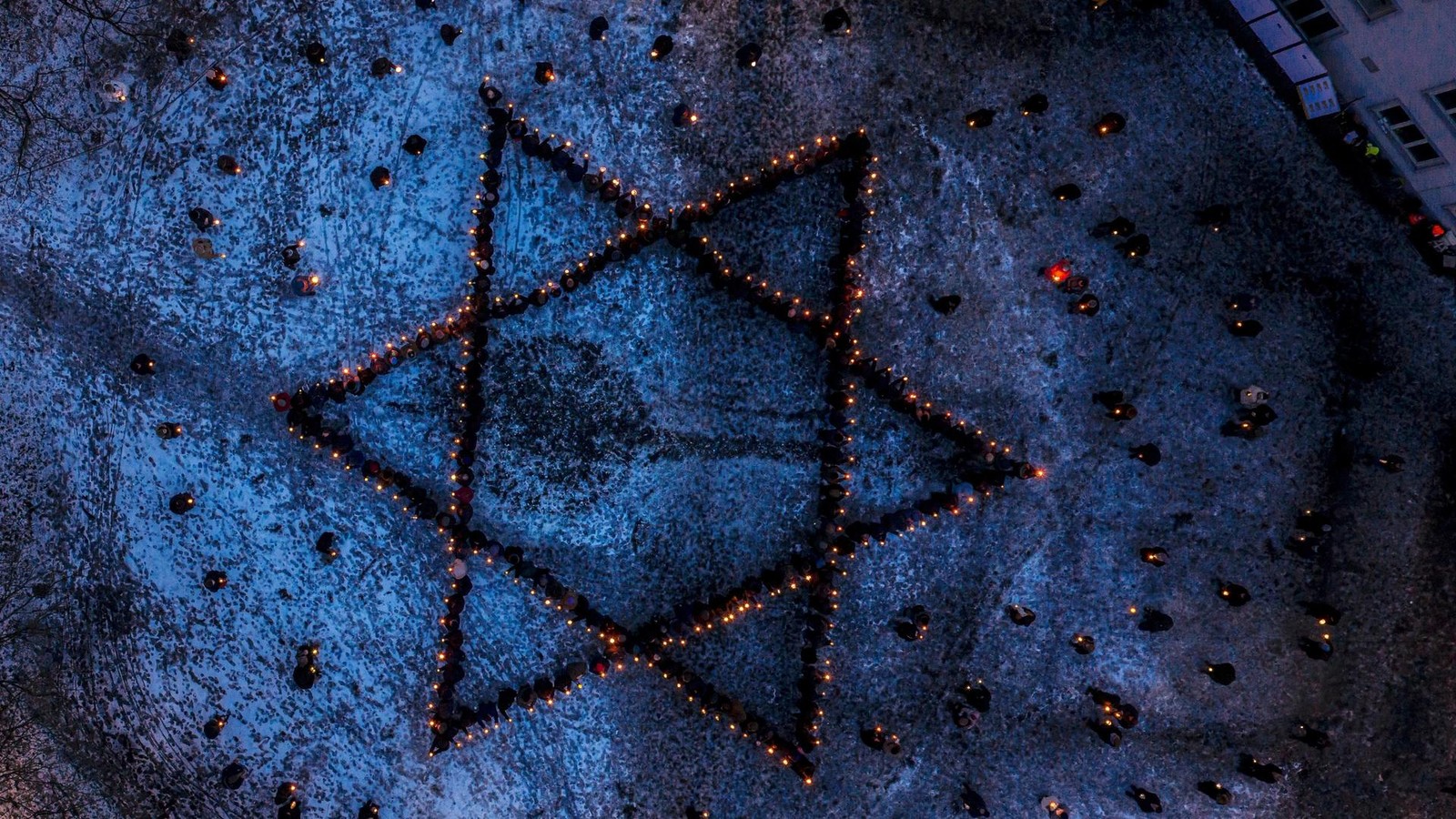 Menschlicher-Davidstern-Hamburg-setzt-leuchtendes-Zeichen-der-Solidarit-t