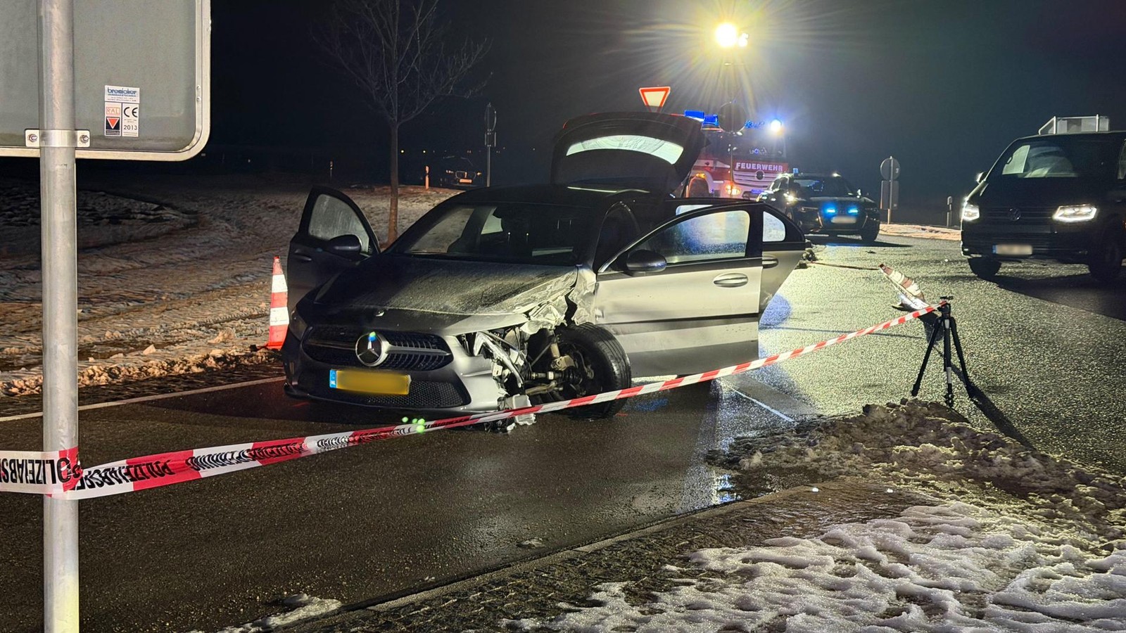 Fl-chtige-Tatverd-chtige-schie-en-auf-SEK-Beamte-mehrere-Verletzte