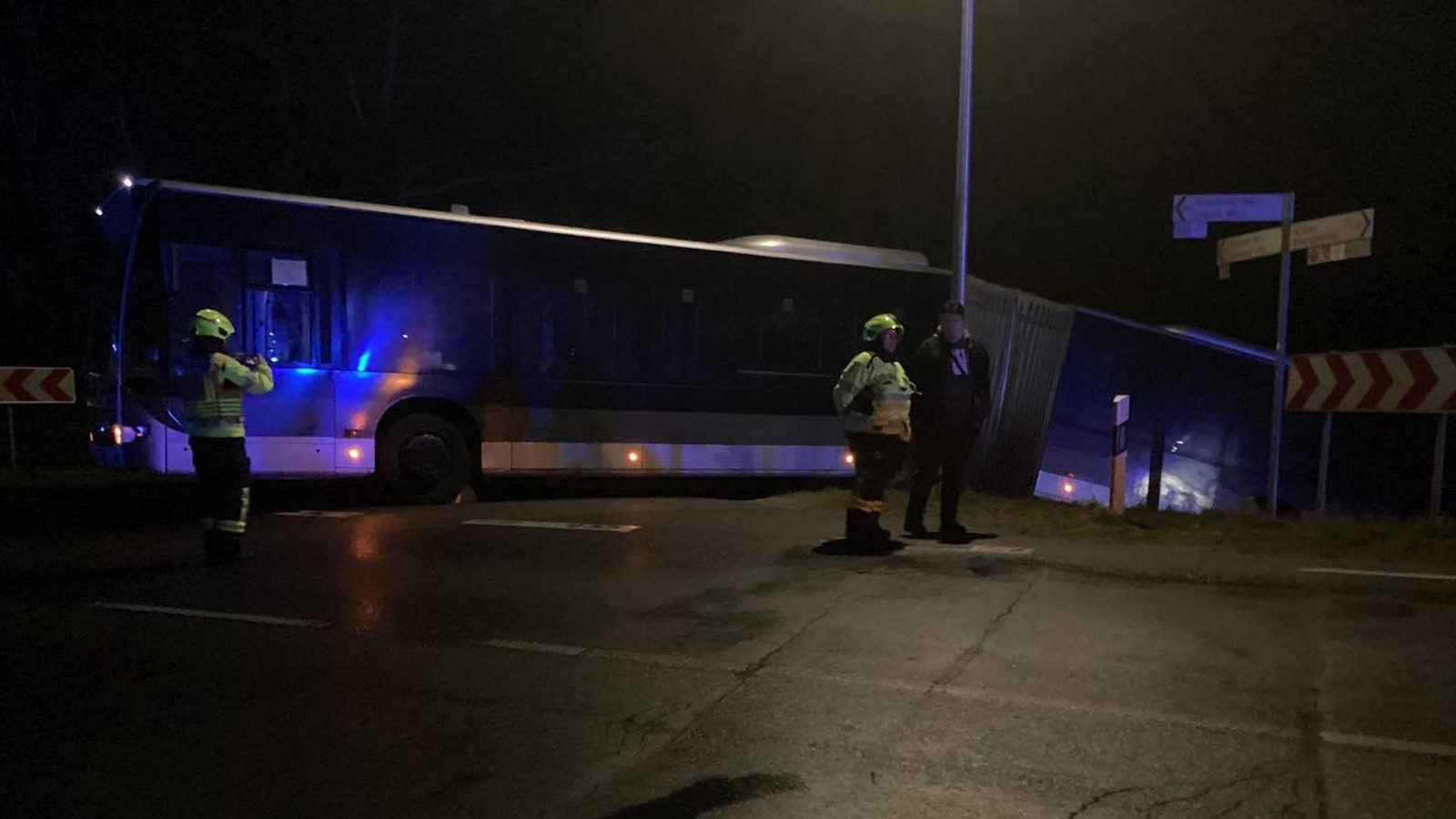 Schreckmoment-in-Emmerich-Elten-Gelenkbus-droht-in-Stra-engraben-zu-kippen