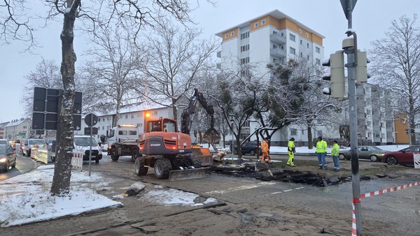 Stau nach Wasserrohrbruch: Wolfsburger Hauptstraße in eine Fahrtrichtung gesperrt