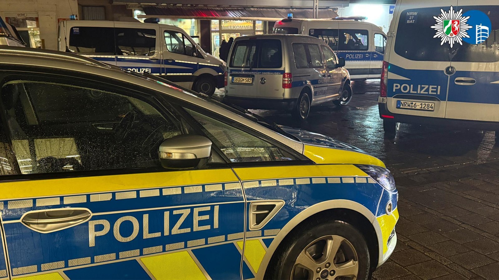 Zwangsschlie-ung-Stadt-und-Polizei-machen-Bar-und-Caf-dicht